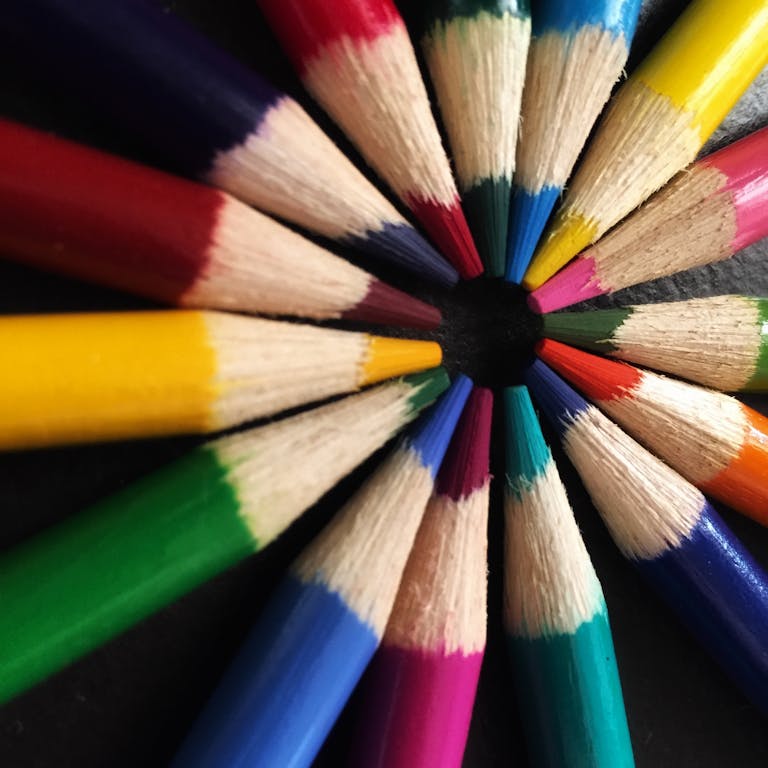 Colorful arrangement of pencils forming a circular pattern, showcasing artistic creativity.